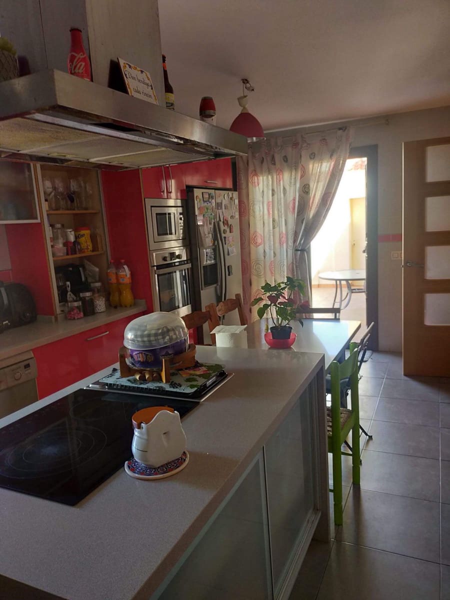 4 bedroom Villa for sale in La Linea de la Concepcion with pool garage - € 440,000 (Ref: 9726665)