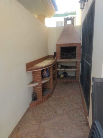 4 makuuhuone Huvila myytävänä paikassa La Línea de la Concepción mukana uima-altaan 
autotalli - 440 000 € (Ref: 9726665)