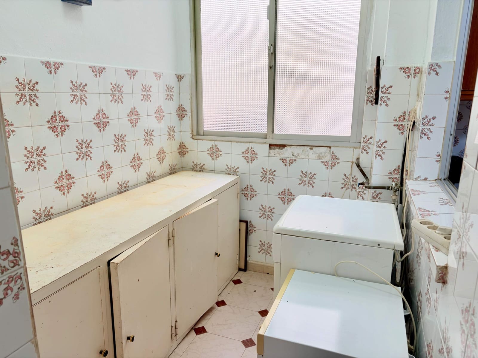 3 bedroom Flat for sale in La Linea de la Concepcion - € 180,000 (Ref: 9738587)