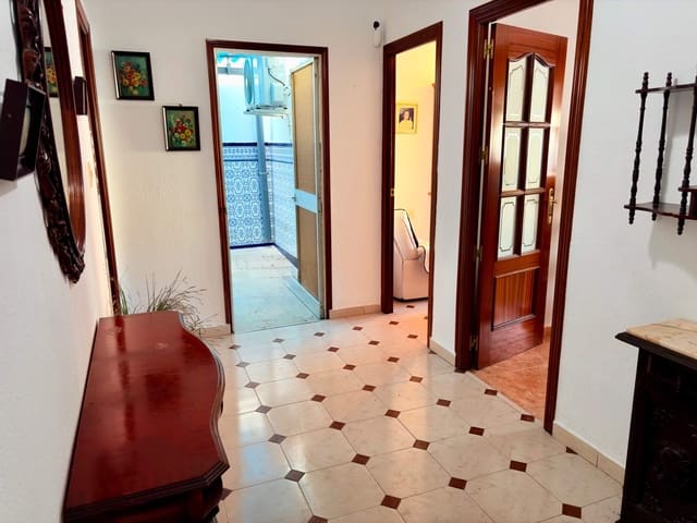 Piso de 3 habitaciones en La Línea de la Concepción en venta - 180.000 € (Ref: 9738587)