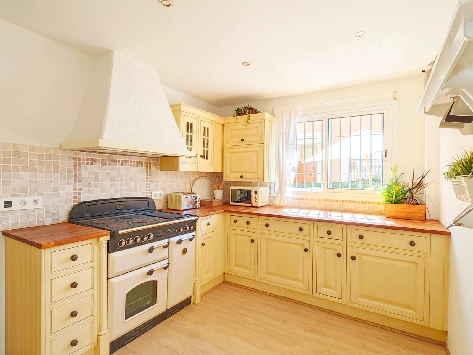 3 sovrum Semi-fristående Villa till salu i La Linea de la Concepcion med pool - 620 000 € (Ref: 9744004)