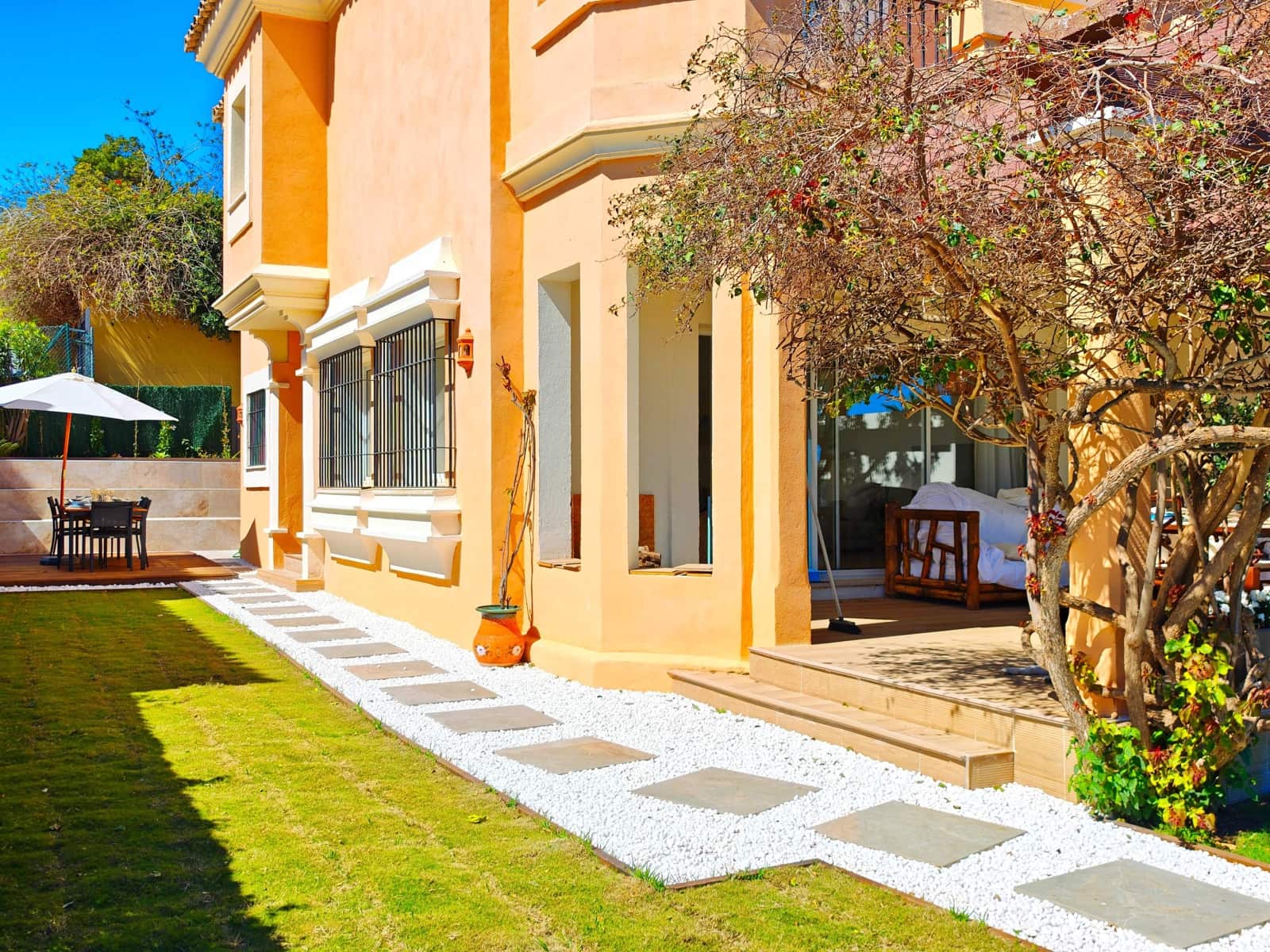 3 sovrum Semi-fristående Villa till salu i La Linea de la Concepcion med pool - 620 000 € (Ref: 9744004)