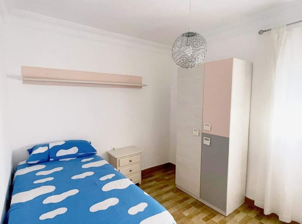 3 bedroom Flat for sale in La Linea de la Concepcion - € 150,000 (Ref: 9770692)