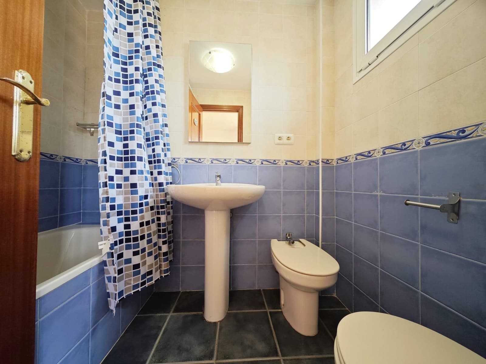 3 sovrum Radhus till salu i La Linea de la Concepcion med pool garage - 315 000 € (Ref: 9783159)