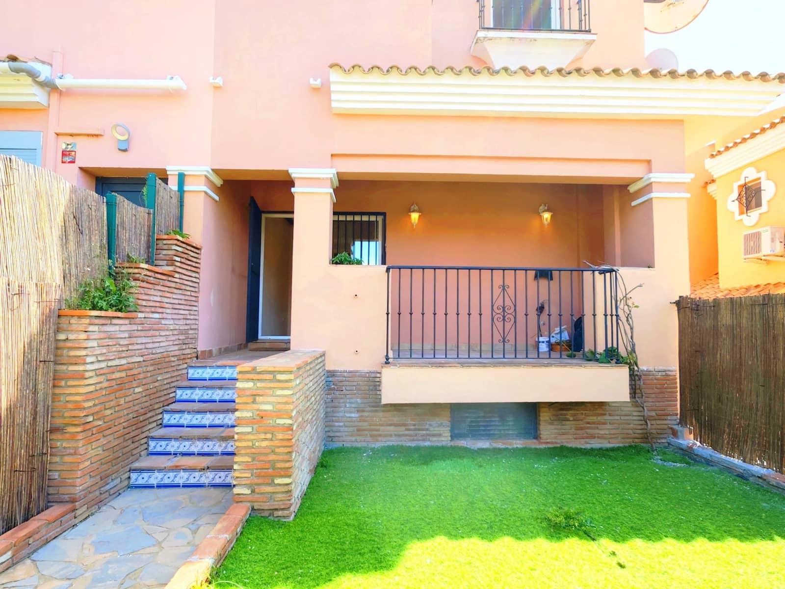 3 sovrum Radhus till salu i La Linea de la Concepcion med pool garage - 315 000 € (Ref: 9783159)