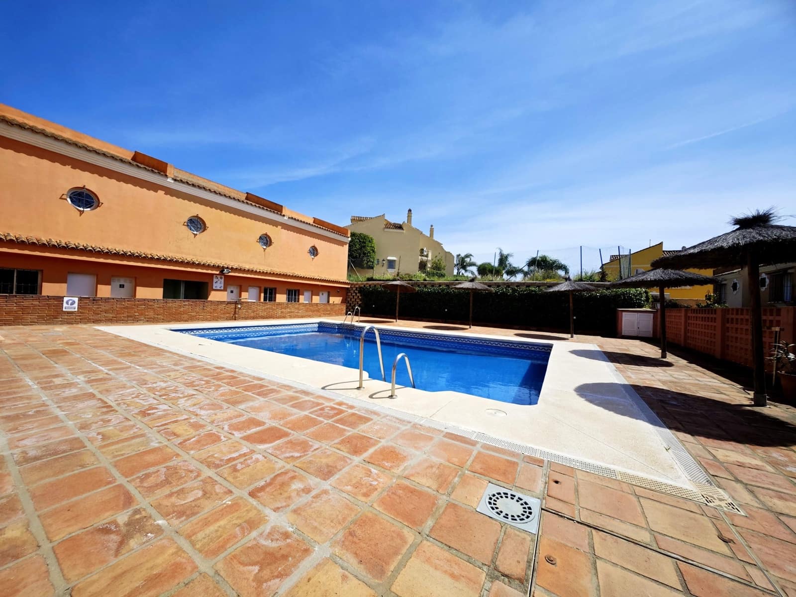 3 sovrum Radhus till salu i La Linea de la Concepcion med pool garage - 315 000 € (Ref: 9783159)