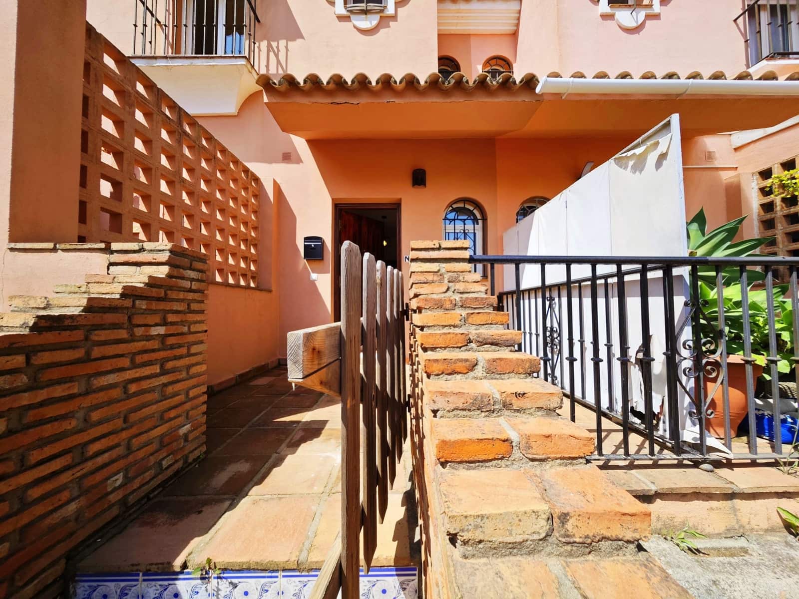 3 sovrum Radhus till salu i La Linea de la Concepcion med pool garage - 315 000 € (Ref: 9783159)