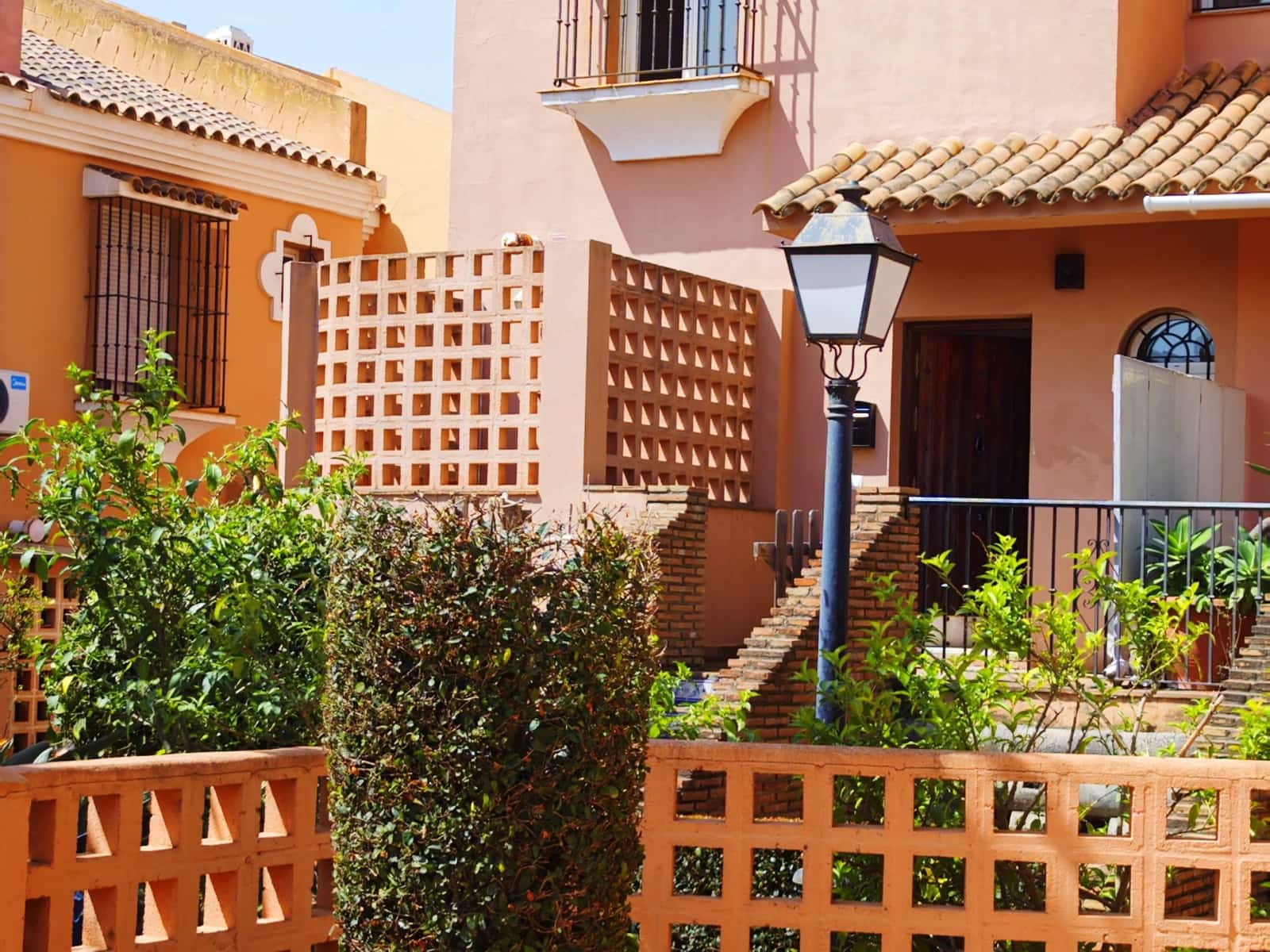 3 sovrum Radhus till salu i La Linea de la Concepcion med pool garage - 315 000 € (Ref: 9783159)