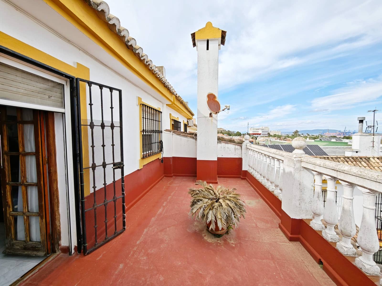 4 Zimmer Reihenhaus zu verkaufen in Algeciras mit Garage - 300.000 € (Ref: 9784071)