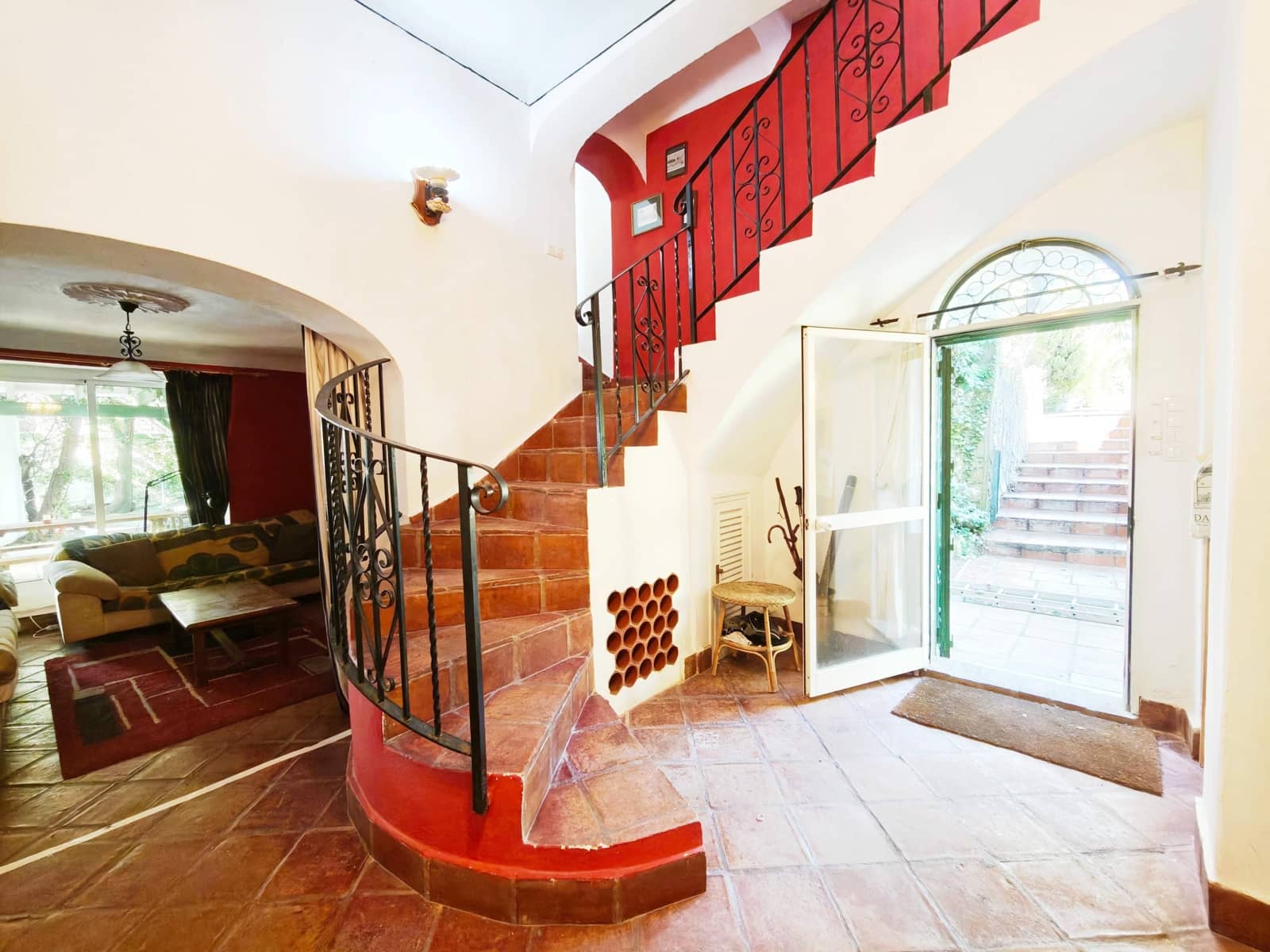 5 bedroom Villa for sale in Algeciras with pool garage - € 650,000 (Ref: 9784072)