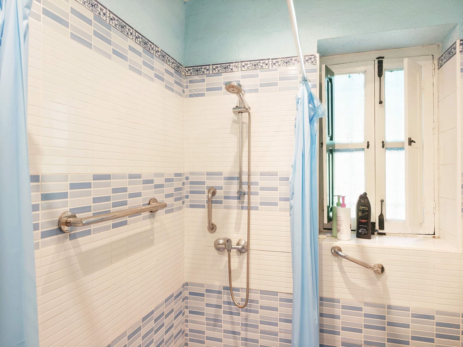 5 bedroom Villa for sale in Algeciras with pool garage - € 650,000 (Ref: 9784072)