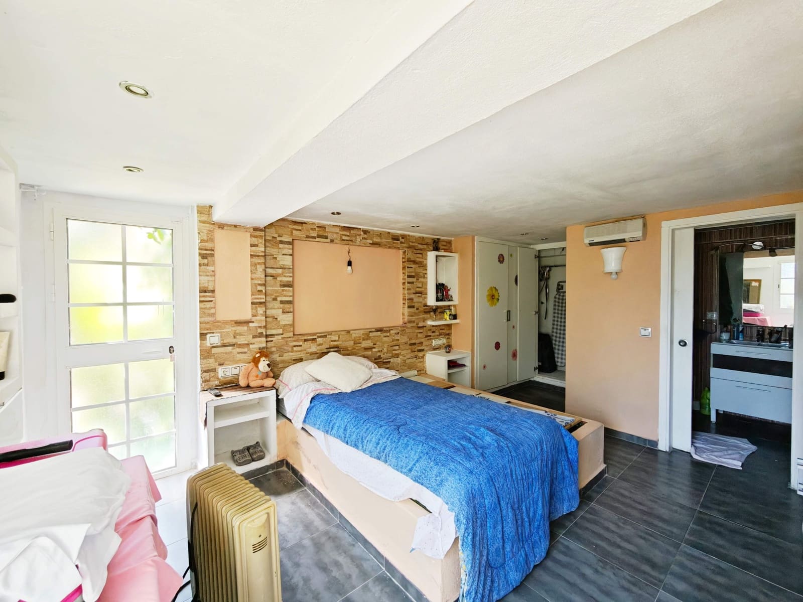 5 bedroom Villa for sale in Algeciras with pool garage - € 650,000 (Ref: 9784072)