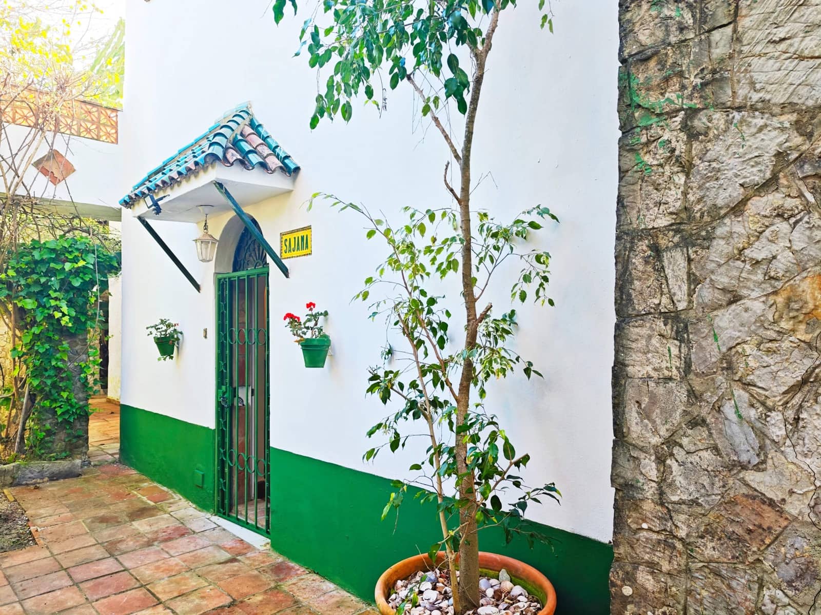 5 bedroom Villa for sale in Algeciras with pool garage - € 650,000 (Ref: 9784072)