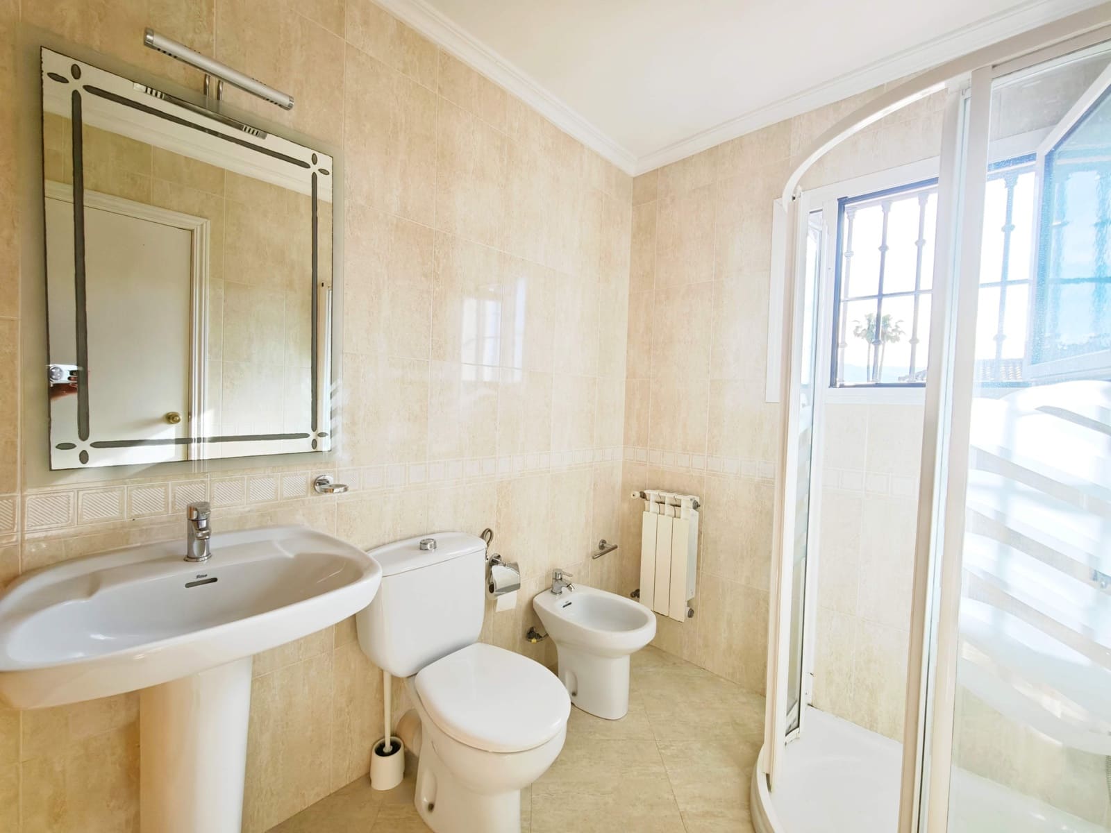 4 soveværelse Villa til salg i Algeciras med swimmingpool - € 650.000 (Ref: 9788425)