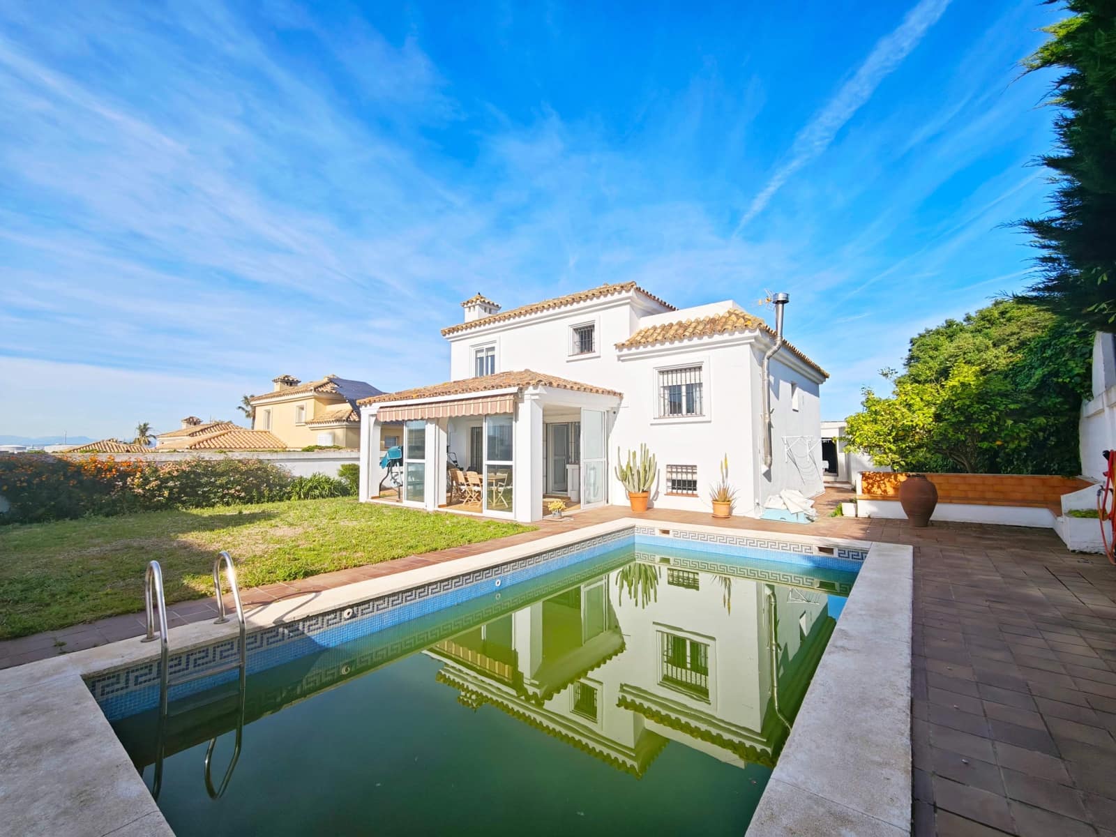 4 soveværelse Villa til salg i Algeciras med swimmingpool - € 650.000 (Ref: 9788425)