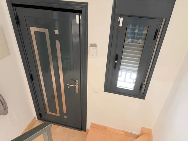 2 soverom Rekkehus til salgs i La Línea de la Concepción med garasje - € 210 000 (Ref: 9797144)