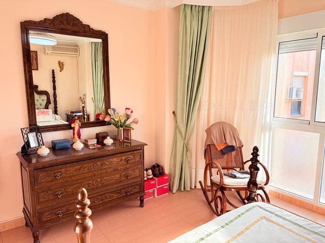 4 soveværelse Lejlighed til salg i La Línea de la Concepción - € 265.000 (Ref: 9804317)