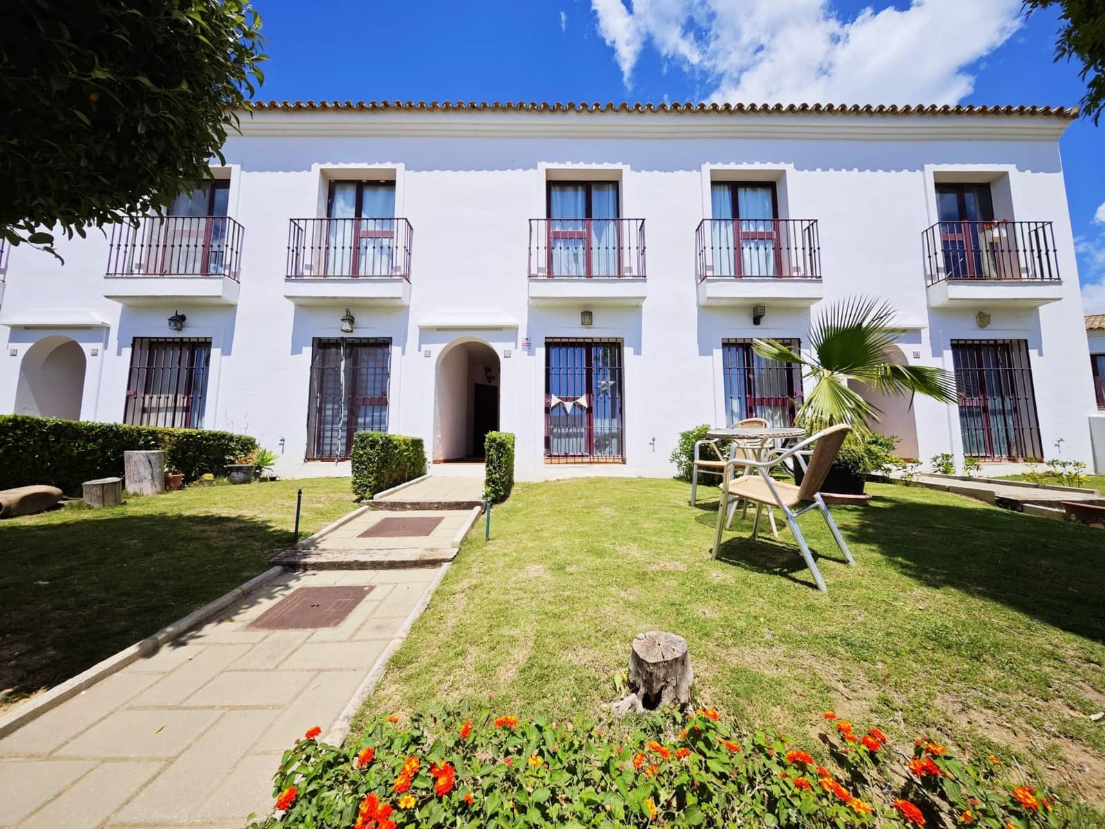 2 bedroom Terraced Villa for sale in La Alcaidesa with pool garage - € 305,000 (Ref: 9833691)