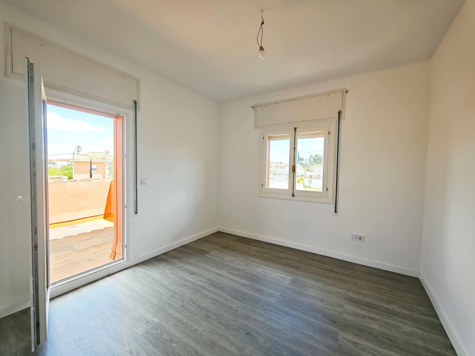 7 sypialnia Willa na sprzedaż w Algeciras z basenem garażem - 590 000 € (Ref: 9846261)