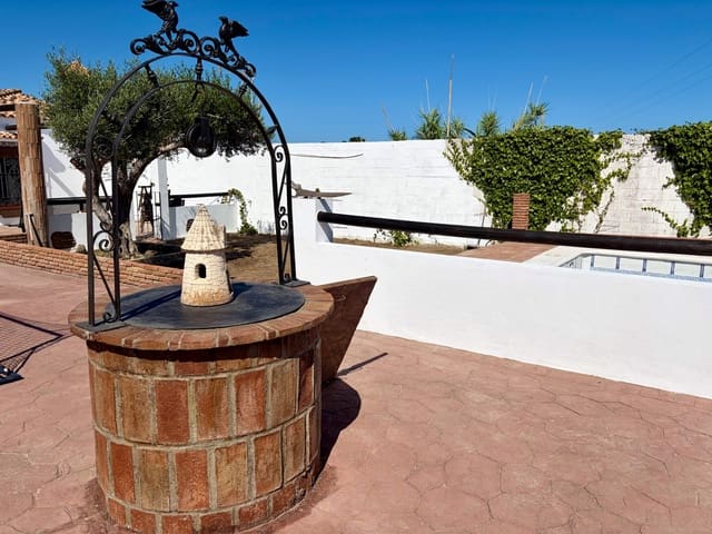 2 chambre Finca/Maison de Campagne à vendre à La Línea de la Concepción avec piscine garage - 280 000 € (Ref: 9851792)