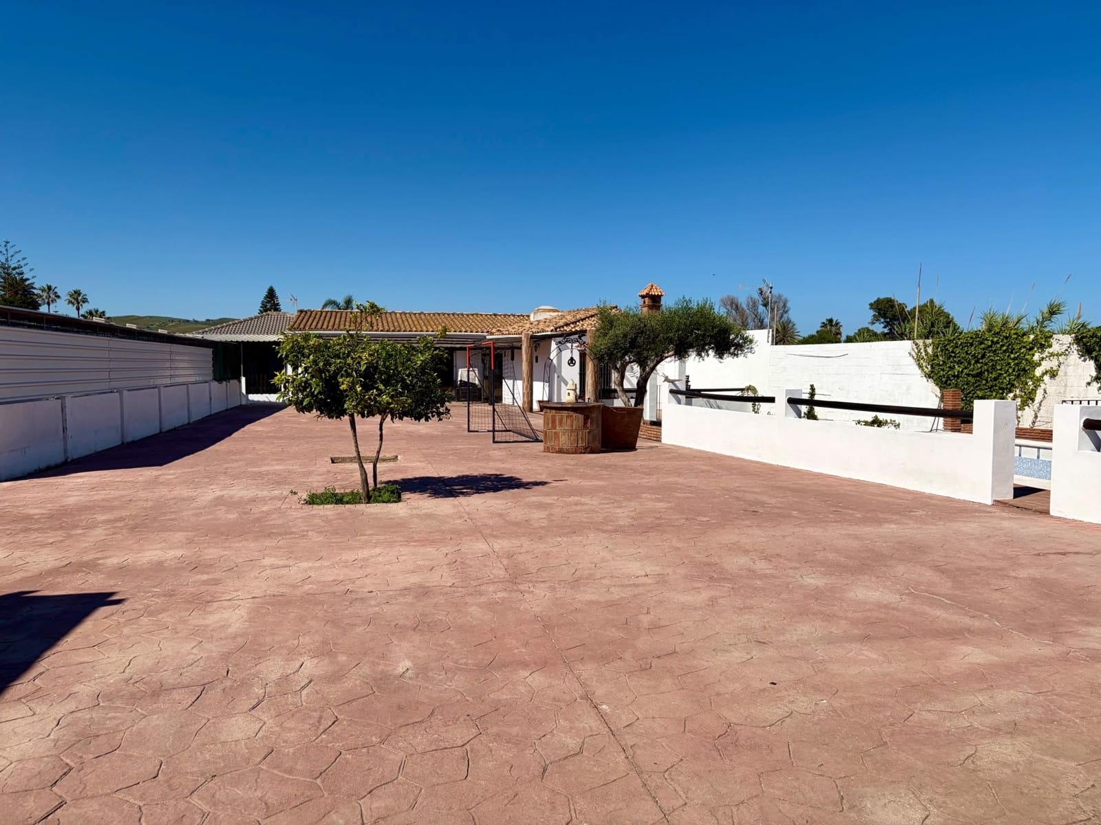 2 chambre Finca/Maison de Campagne à vendre à La Linea de la Concepcion avec piscine garage - 280 000 € (Ref: 9851792)