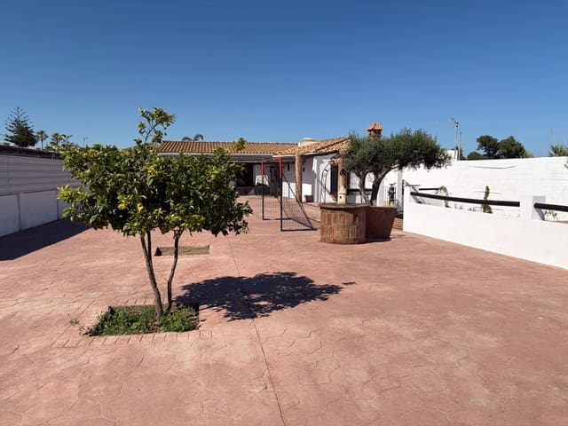2 chambre Finca/Maison de Campagne à vendre à La Línea de la Concepción avec piscine garage - 280 000 € (Ref: 9851792)