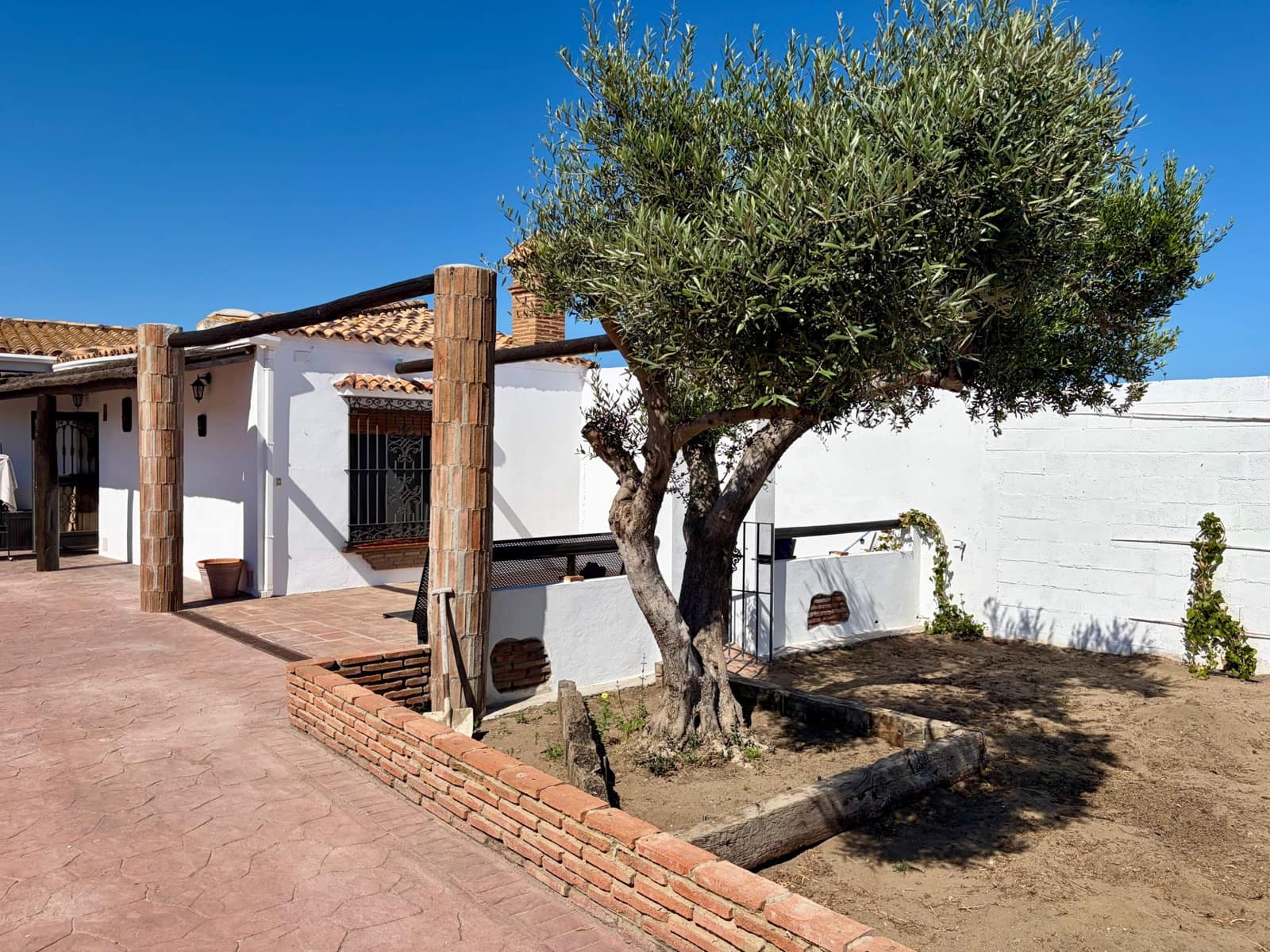 2 chambre Finca/Maison de Campagne à vendre à La Linea de la Concepcion avec piscine garage - 280 000 € (Ref: 9851792)
