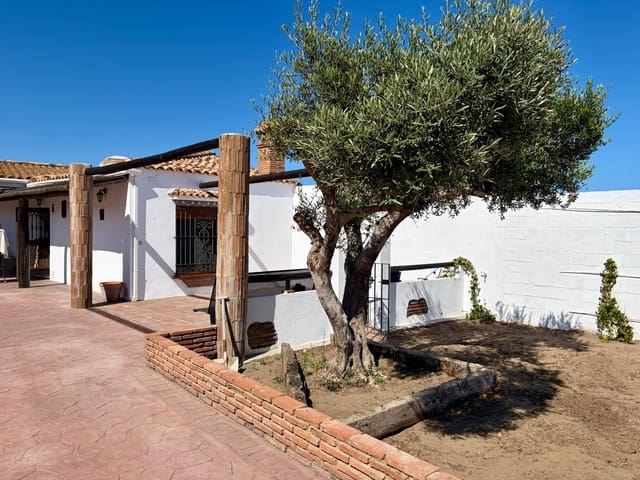 2 chambre Finca/Maison de Campagne à vendre à La Línea de la Concepción avec piscine garage - 280 000 € (Ref: 9851792)
