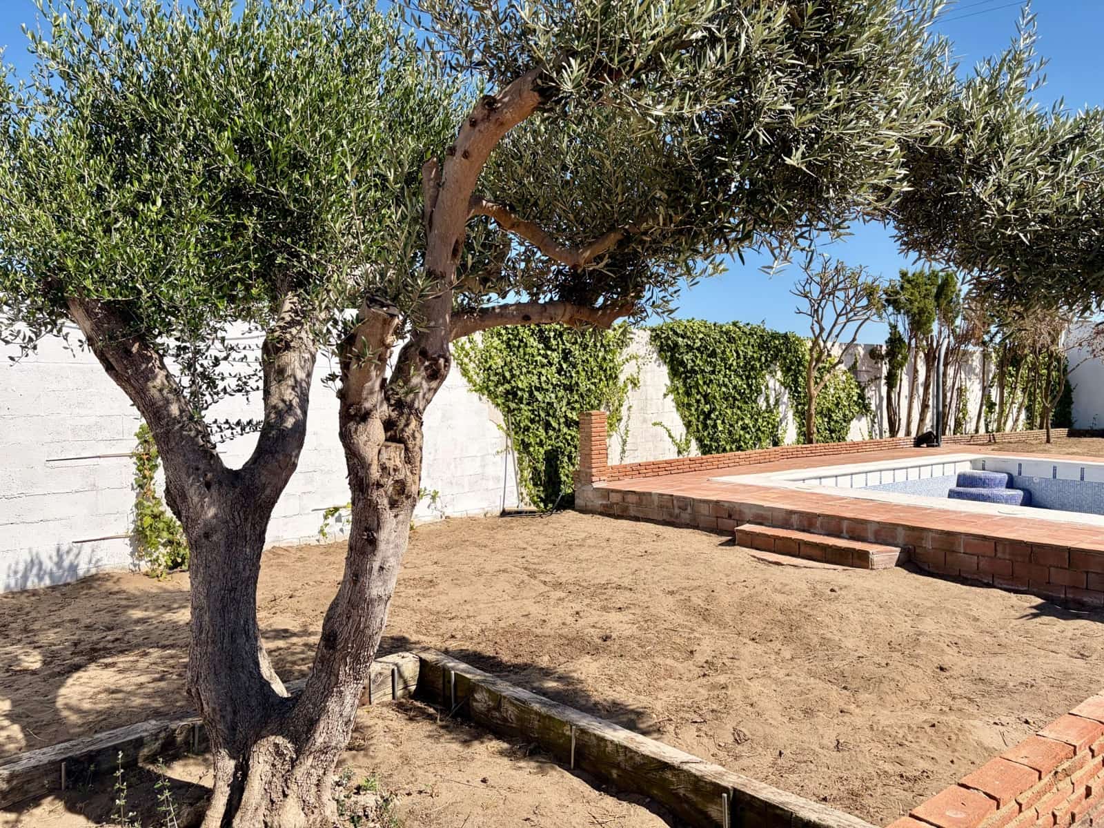 2 chambre Finca/Maison de Campagne à vendre à La Linea de la Concepcion avec piscine garage - 280 000 € (Ref: 9851792)