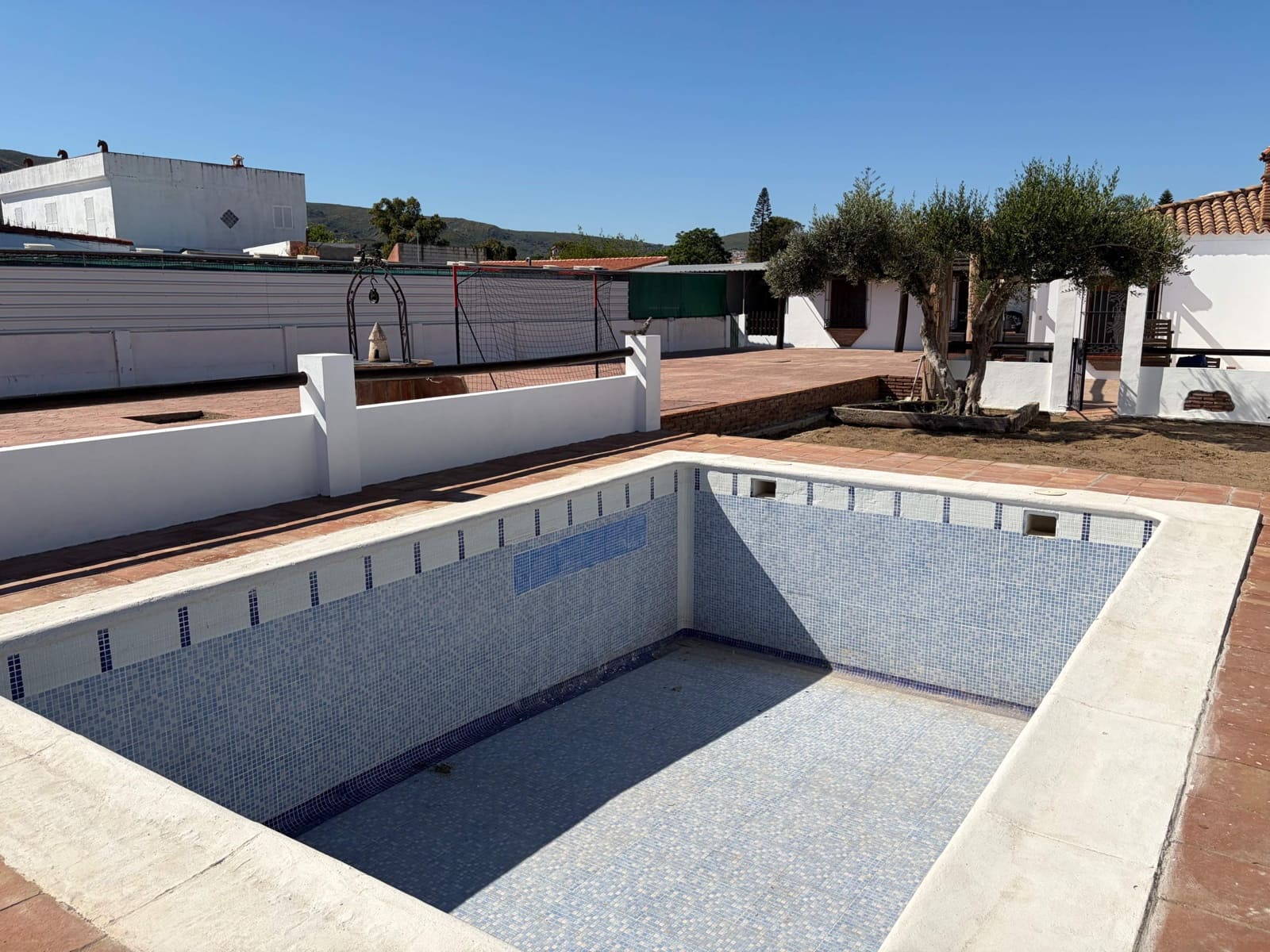 2 chambre Finca/Maison de Campagne à vendre à La Linea de la Concepcion avec piscine garage - 280 000 € (Ref: 9851792)