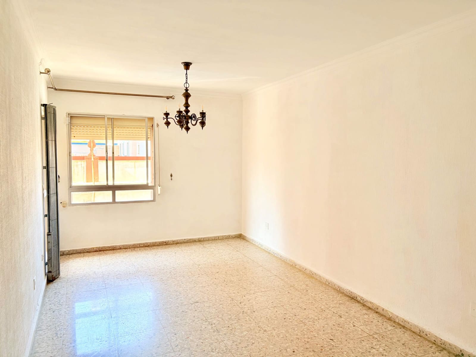 4 bedroom Flat for sale in La Linea de la Concepcion - € 305,000 (Ref: 9860126)