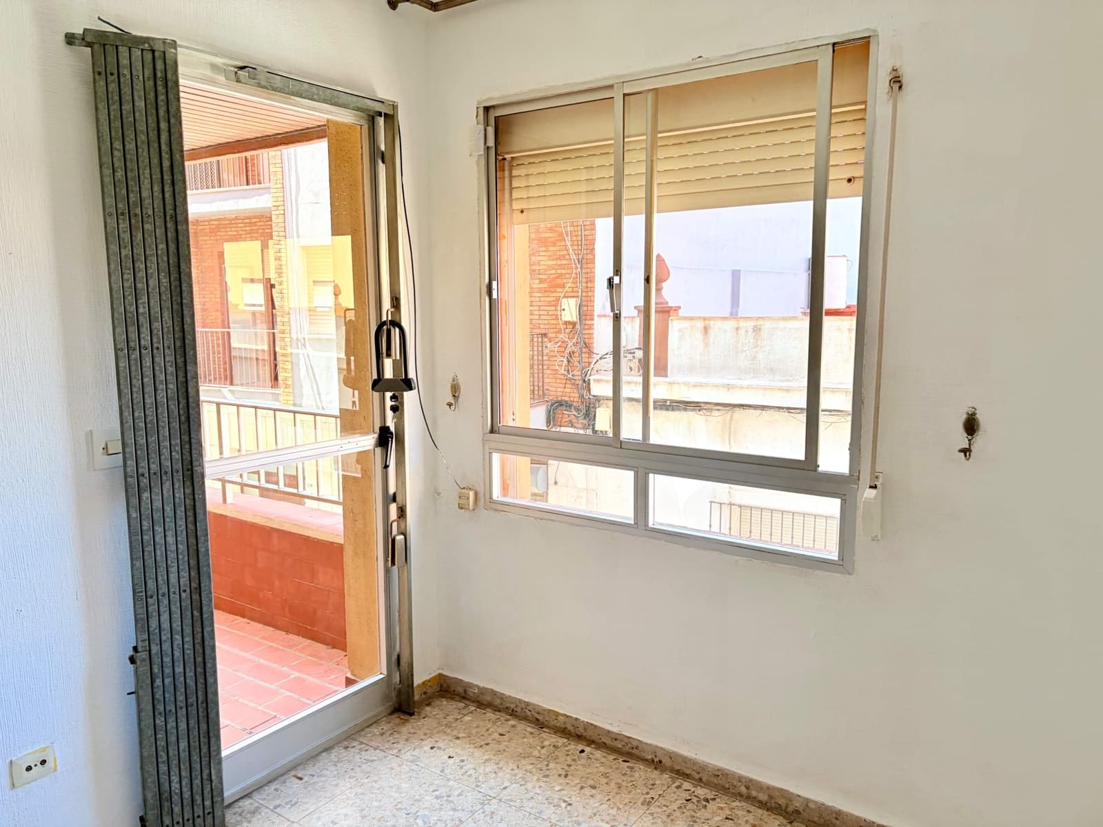 4 bedroom Flat for sale in La Linea de la Concepcion - € 305,000 (Ref: 9860126)