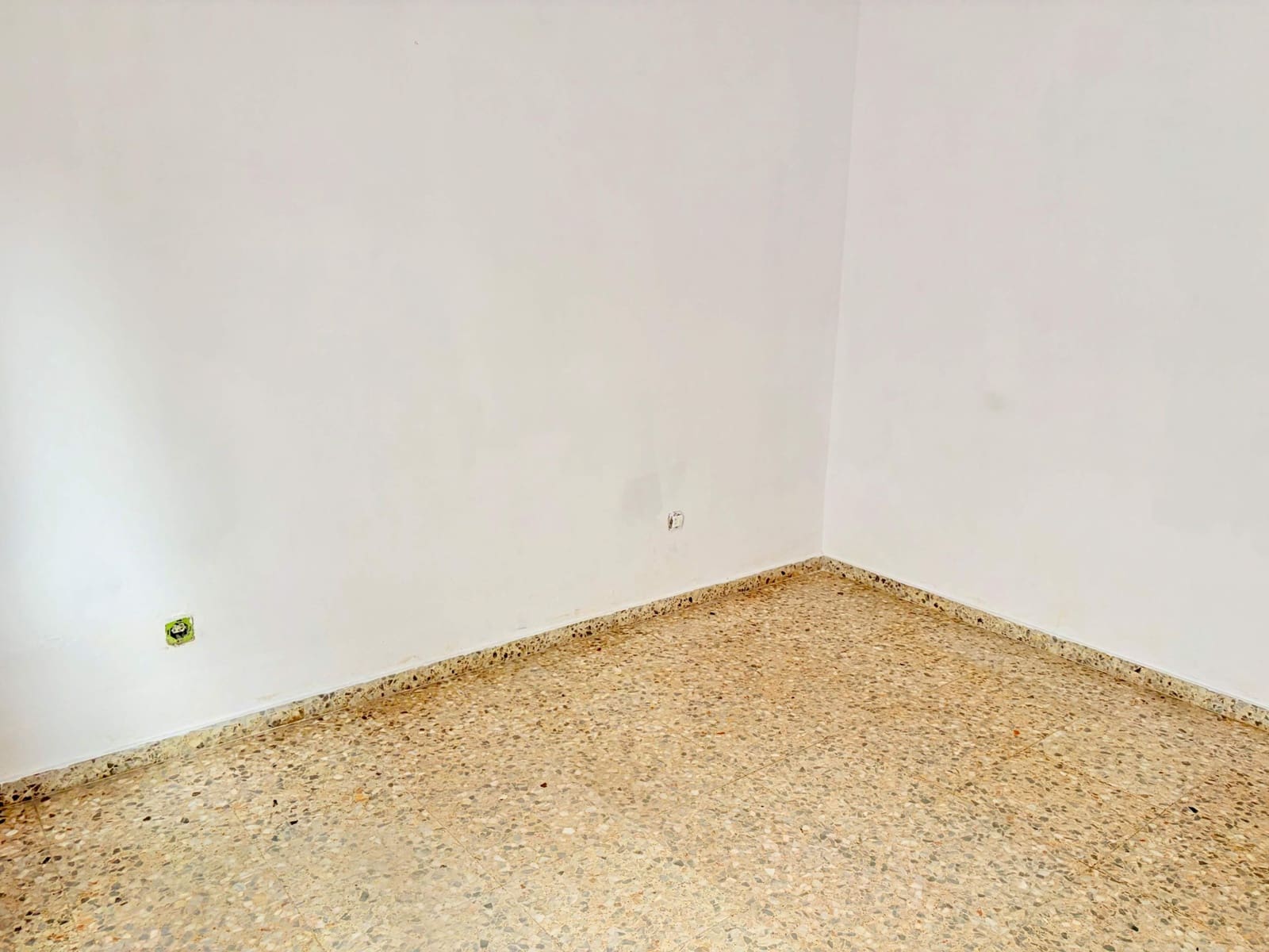 4 bedroom Flat for sale in La Linea de la Concepcion - € 305,000 (Ref: 9860126)