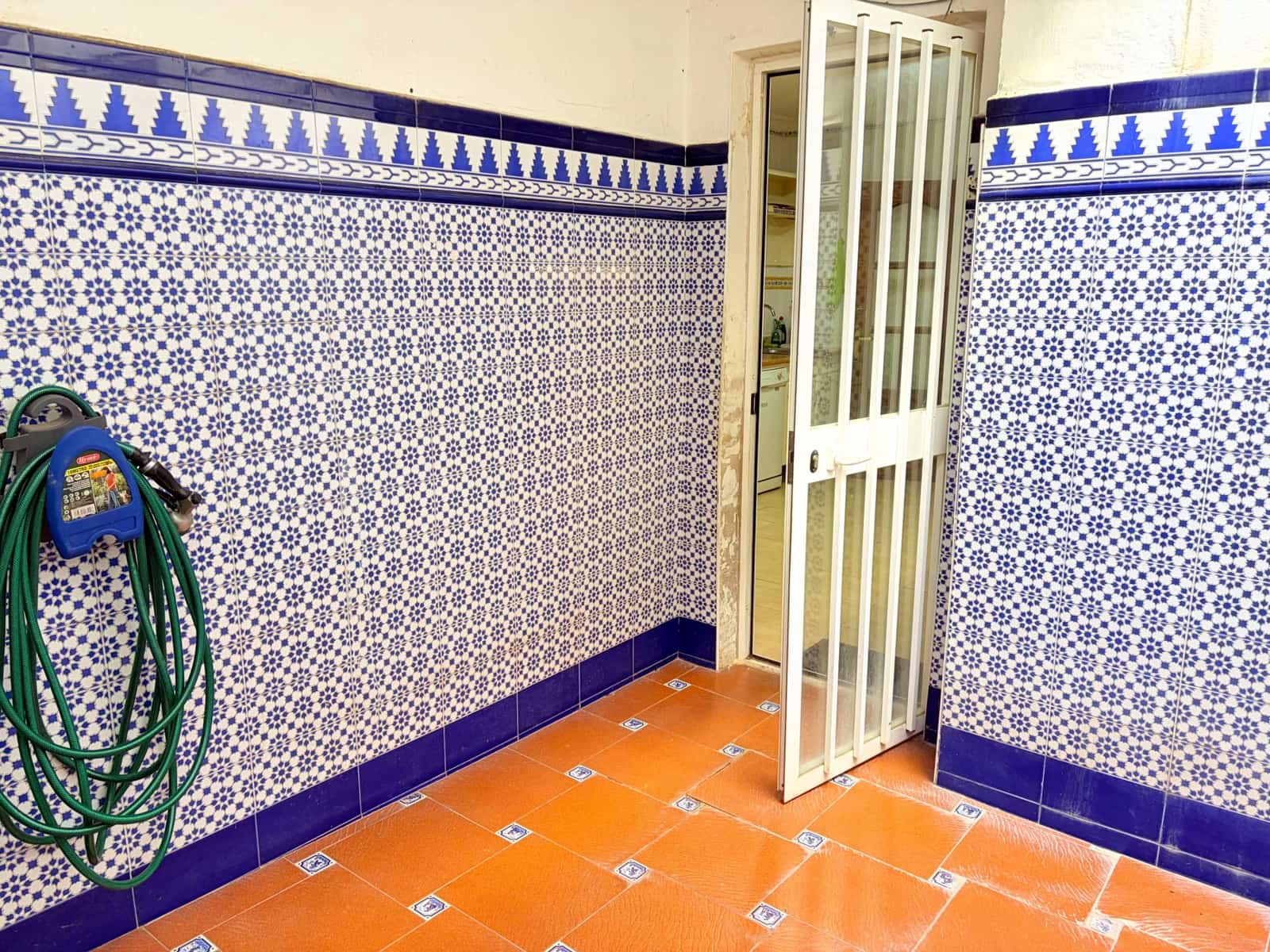 4 bedroom Flat for sale in La Linea de la Concepcion - € 305,000 (Ref: 9860126)