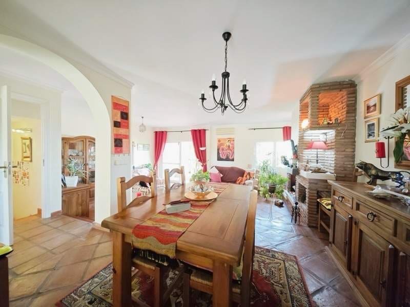 Adosado de 4 habitaciones en La Línea de la Concepción en venta con piscina - 610.000 € (Ref: 9865225)