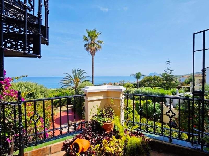 Adosado de 4 habitaciones en La Línea de la Concepción en venta con piscina - 610.000 € (Ref: 9865225)