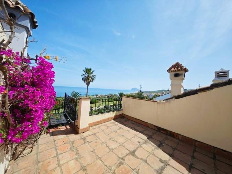 Adosado de 4 habitaciones en La Línea de la Concepción en venta con piscina - 610.000 € (Ref: 9865225)