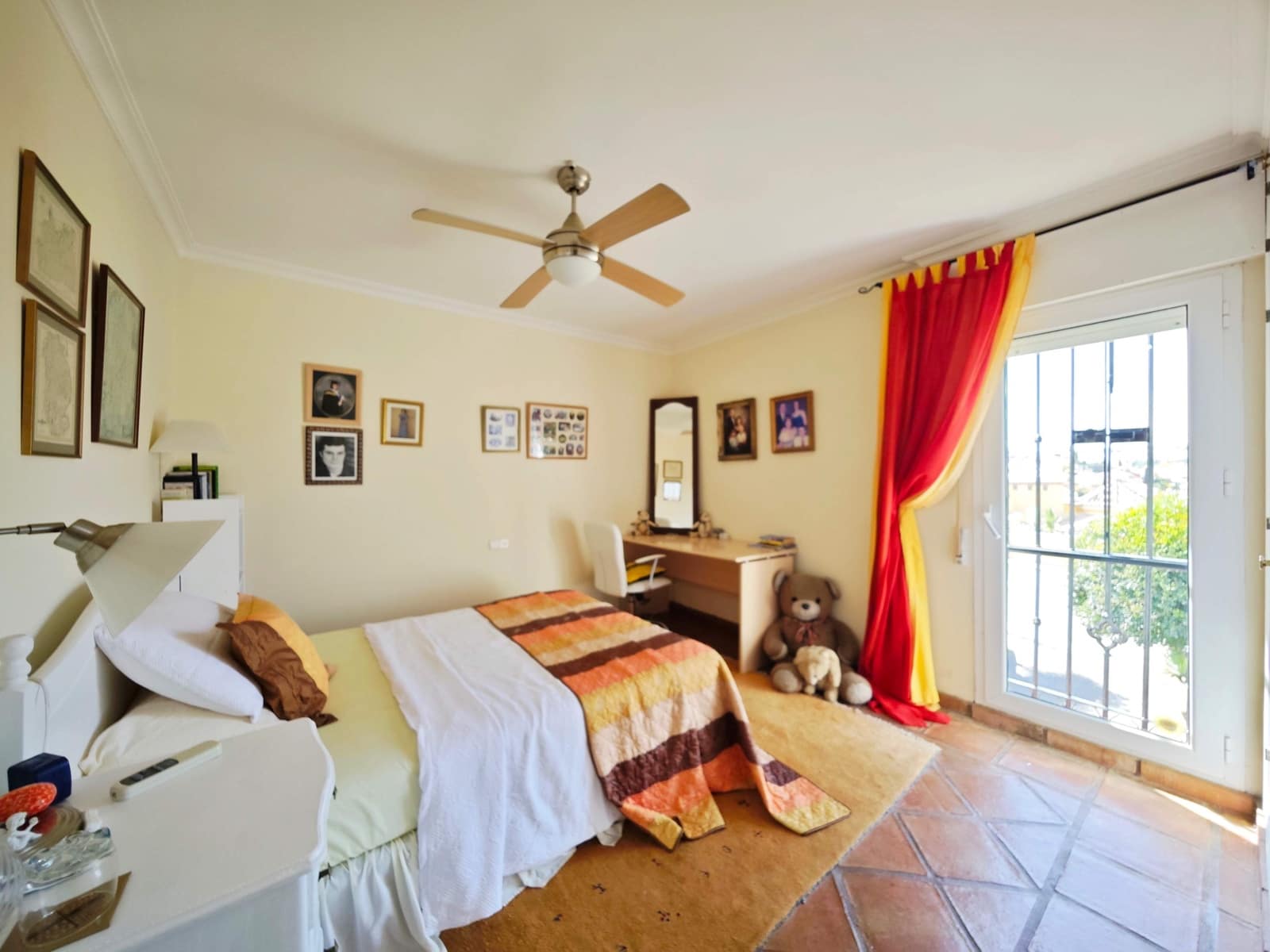 Adosado de 4 habitaciones en La Línea de la Concepción en venta con piscina - 610.000 € (Ref: 9865225)