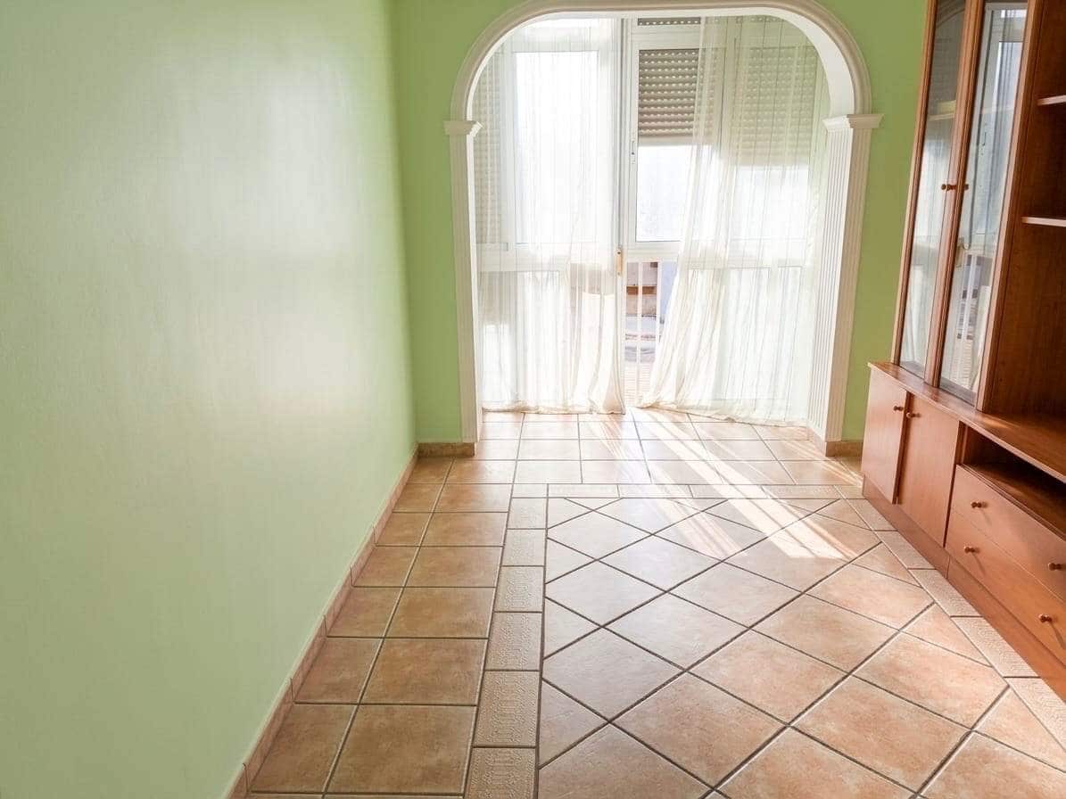 4 sypialnia Mieszkanie na sprzedaż w La Linea de la Concepcion - 155 000 € (Ref: 9867042)