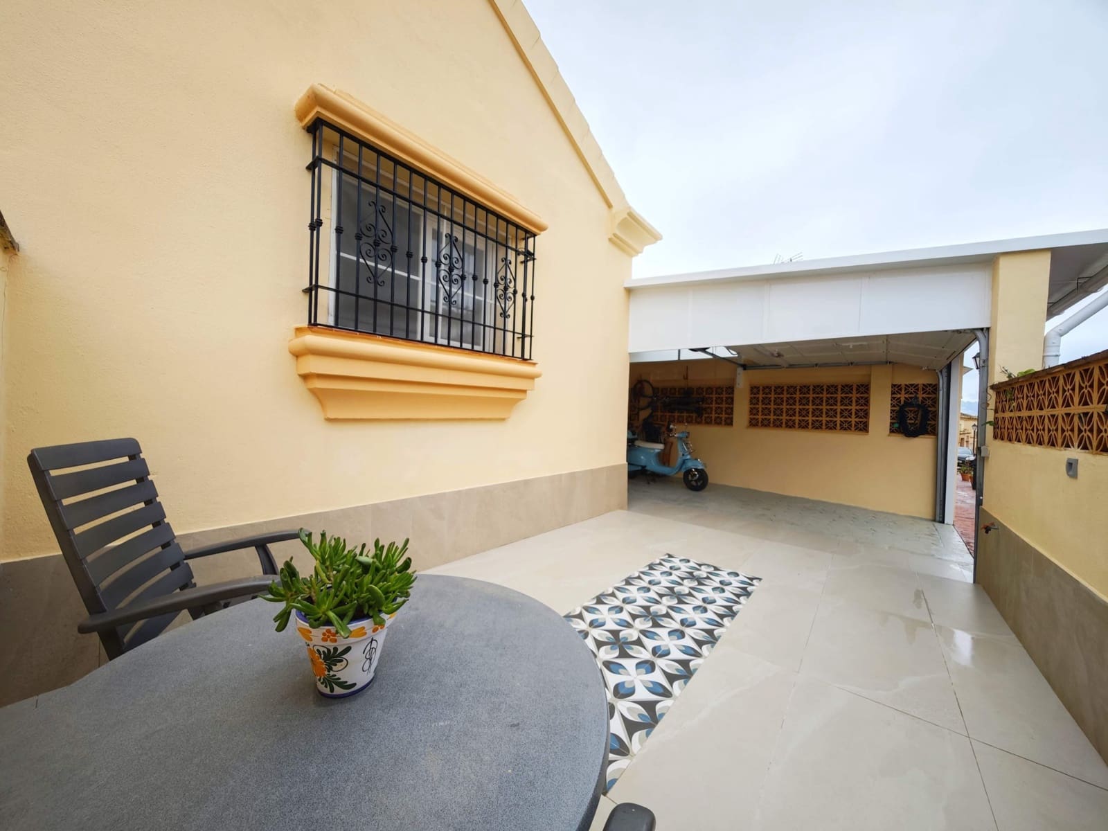 3 bedroom Terraced Villa for sale in La Linea de la Concepcion with garage - € 360,000 (Ref: 9867043)