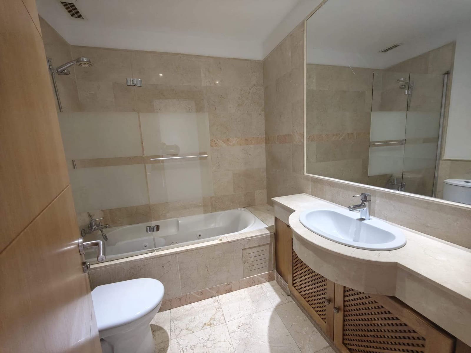 2 bedroom Apartment for sale in La Alcaidesa with pool garage - € 340,000 (Ref: 9873530)