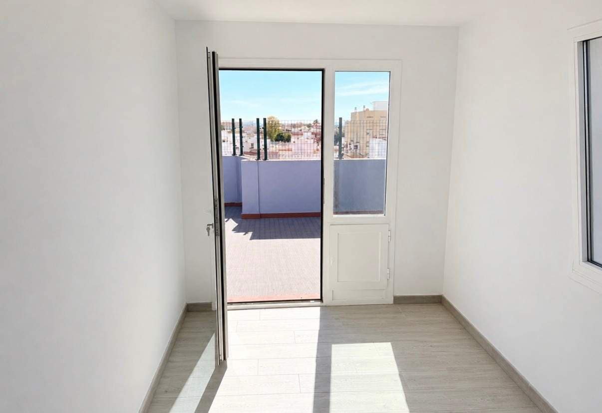 4 slaapkamer Penthouse te koop in La Linea de la Concepcion - € 375.000 (Ref: 9876469)