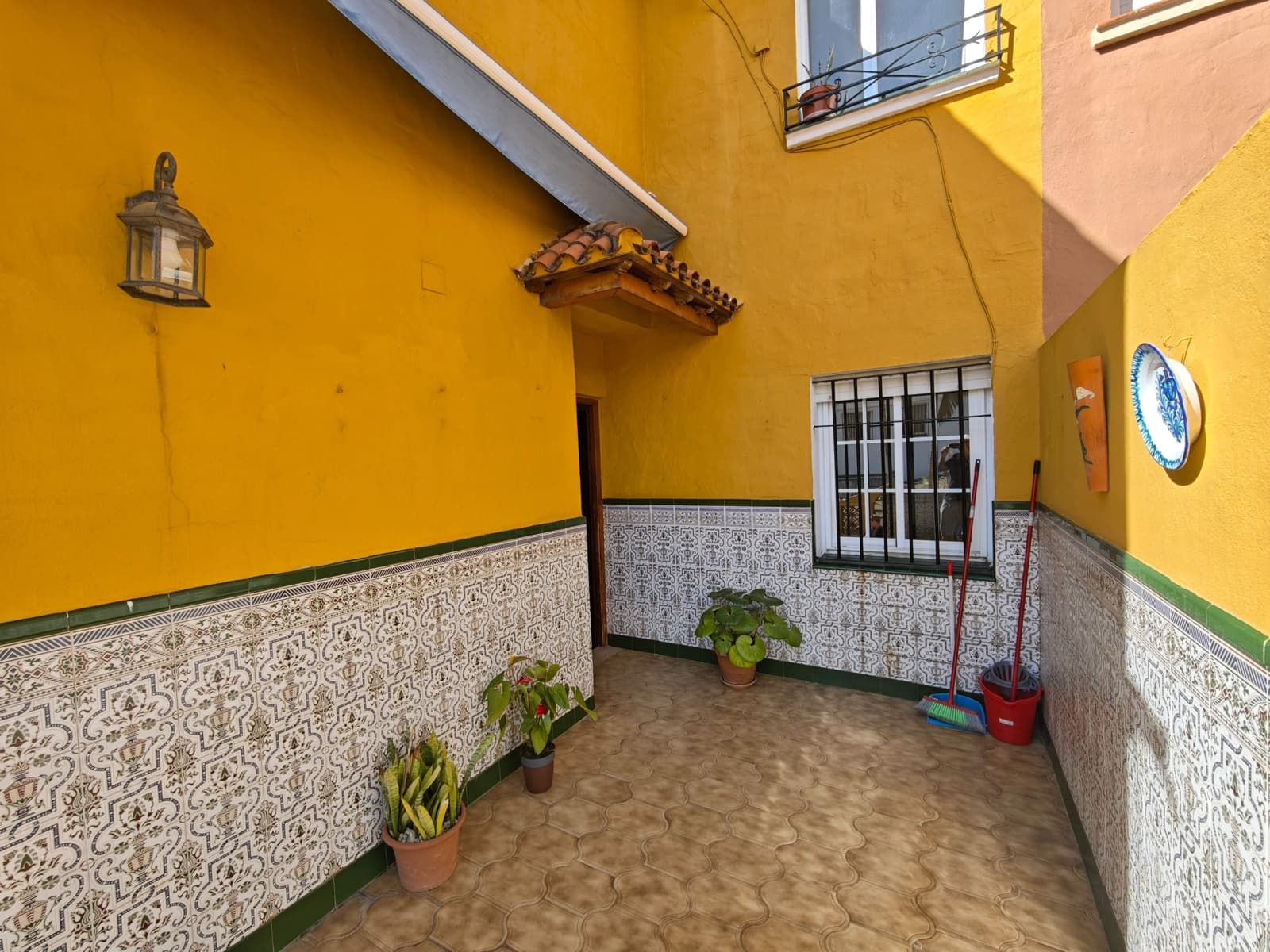 4 bedroom Terraced Villa for sale in Los Barrios with pool - € 190,000 (Ref: 9884835)