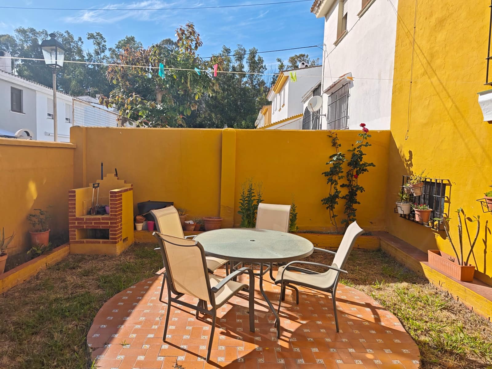 4 bedroom Terraced Villa for sale in Los Barrios with pool - € 190,000 (Ref: 9884835)