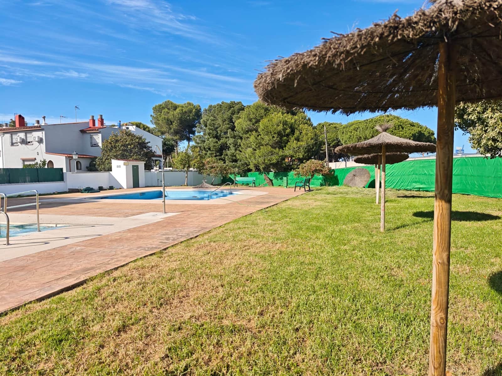 4 bedroom Terraced Villa for sale in Los Barrios with pool - € 190,000 (Ref: 9884835)