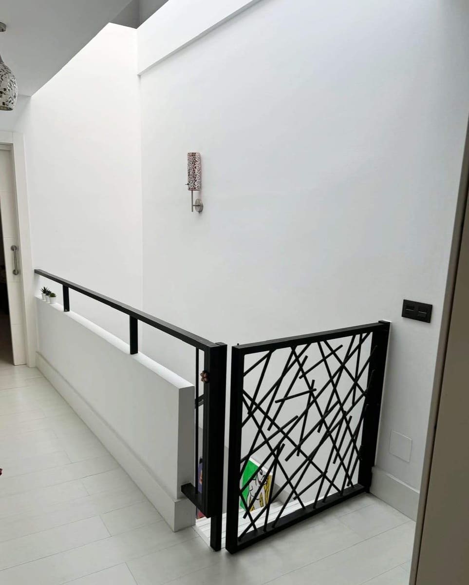 3 soveværelse Byhus til salg i La Linea de la Concepcion med garage - € 570.000 (Ref: 9892400)