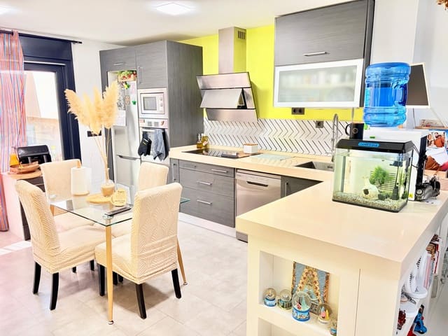 3 soveværelse Byhus til salg i La Línea de la Concepción med garage - € 570.000 (Ref: 9892400)