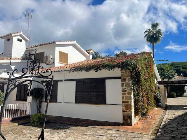 8 bedroom Villa for sale in Algeciras with pool - € 995,000 (Ref: 9942555)
