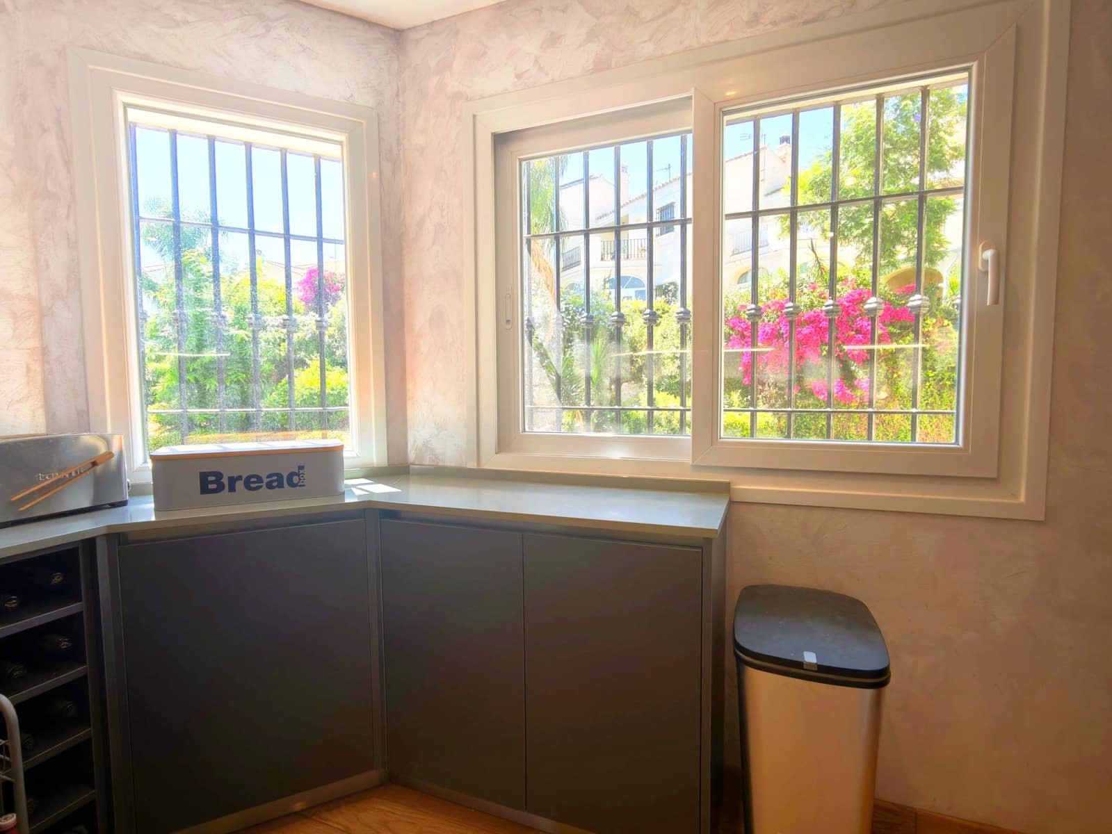 4 bedroom Townhouse for sale in La Linea de la Concepcion with pool garage - € 575,000 (Ref: 9943666)