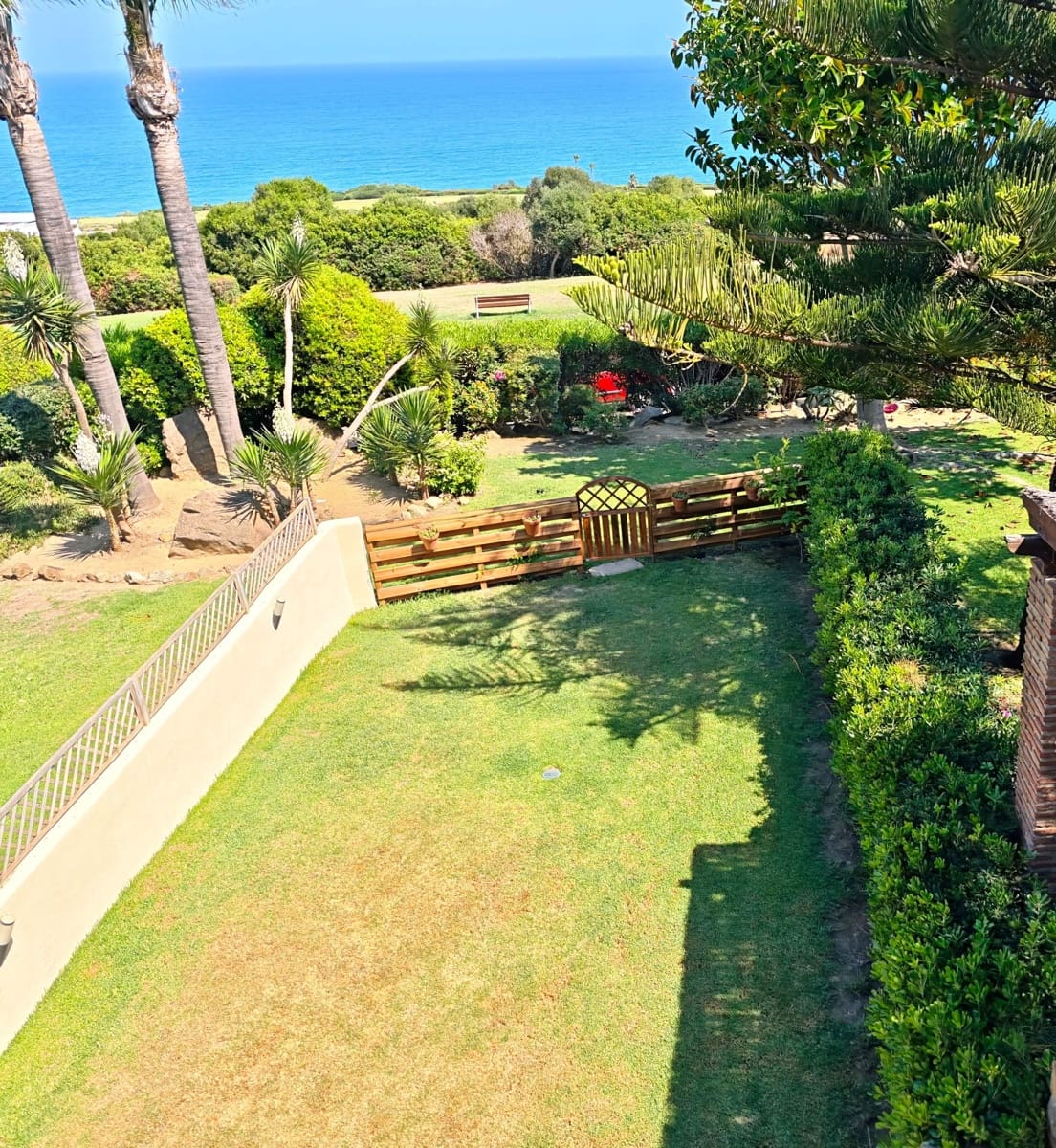 4 bedroom Townhouse for sale in La Linea de la Concepcion with pool garage - € 575,000 (Ref: 9943666)